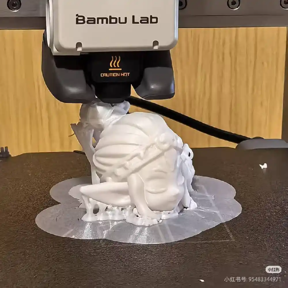 3D 打印设备中的小绿茶角色零件